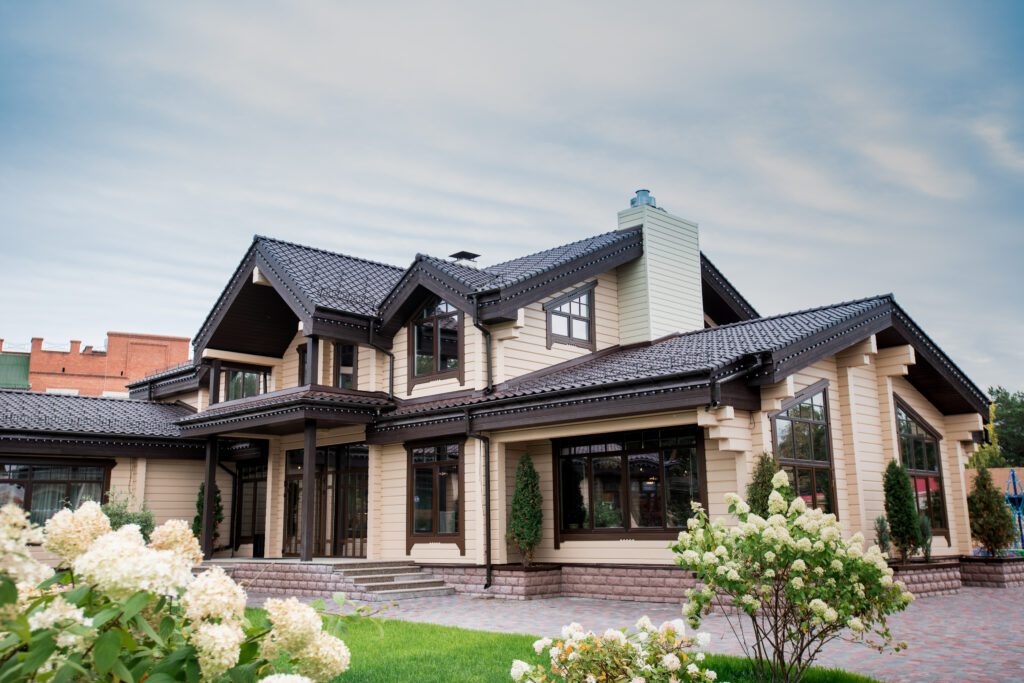 Deluxe Roof on Luxurious House